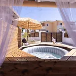 בקתה A Flower House *